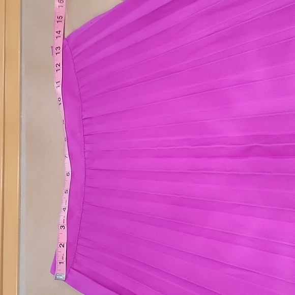 H&M Size 4 Accordian Pleated Knee-Length Skirt, Like New Condition - Picture 3 of 9